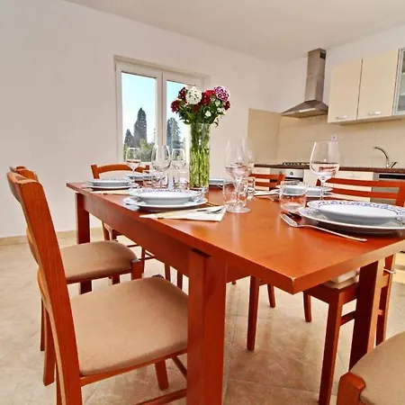 Lucija Apartament *