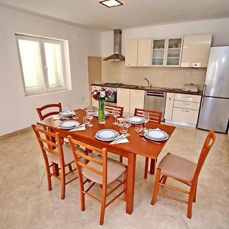 Lucija Apartment *